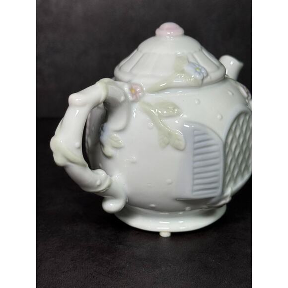 Vintage 1993 Precious Moments “Friendship Hits The Spot” Teapot Figurine - Picture 3 of 7